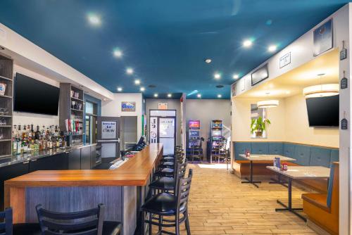 Μια τηλεόραση ή/και κέντρο ψυχαγωγίας στο Econo Lodge