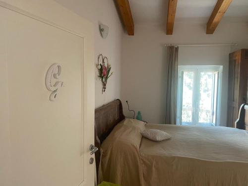 a bedroom with a bed and a window at Finale Ligure Gorra Rooms Rosa di Mare vicino al mare lontano dal caos! in Borgio Verezzi