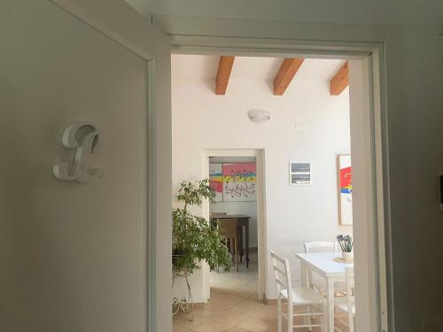 a door leading into a dining room with a table at Finale Ligure Gorra Rooms Rosa di Mare vicino al mare lontano dal caos! in Borgio Verezzi