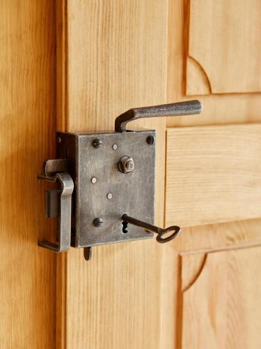 a metal door latch on a wooden door at Voss Haus- Ferienwohnung Freiraum in Sankt Lorenzen im Lesachtal