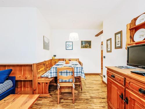 Apartment Condominio Val di Fassa-2 by Interhomeにあるテレビまたはエンターテインメントセンター