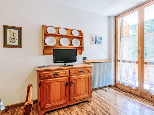 アルバ・ディ・カナツェイにあるApartment Condominio Val di Fassa-2 by Interhomeのリビングルーム(木製キャビネット内のテレビ付)
