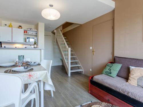 un salon avec une table et un canapé dans l'établissement Apartment Port Guillaume-17 by Interhome, à Dives-sur-Mer