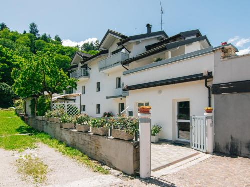 カルドナッツォにあるApartment Casa Polla-1 by Interhomeの塀と植物のある白家