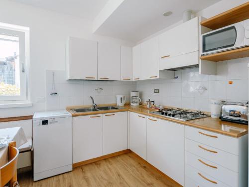 Apartment Casa Polla-1 by Interhomeにあるキッチンまたは簡易キッチン