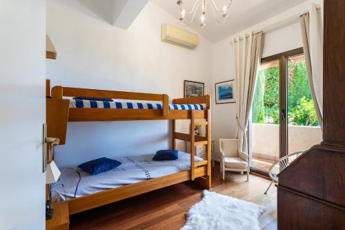 une chambre avec deux lits superposés et une fenêtre dans l'établissement VILLA HATELMA VI4404 By Riviera Holiday Homes, à Nice