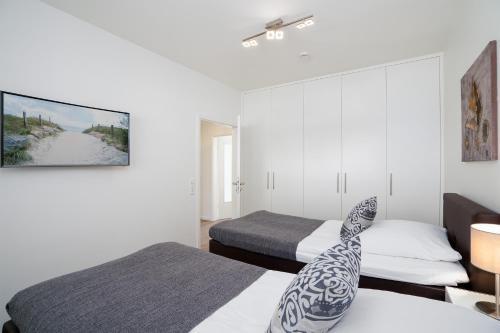 een hotelkamer met 2 bedden bij Objekte im Umland Villa Meeresrauschen in Pelzerhaken