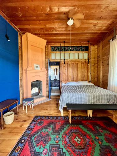 ein Schlafzimmer mit einem Bett und einem Kamin in der Unterkunft Shromantic Garden in Shroma