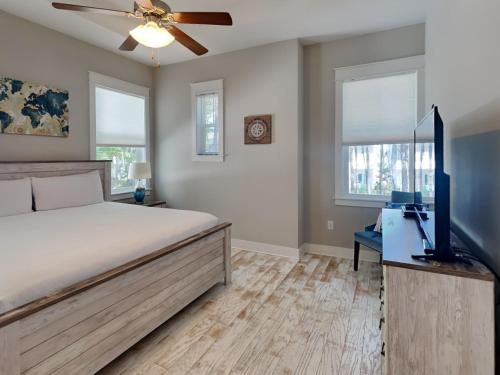 Un dormitorio con una cama y un ventilador de techo. en Prominence North #54A - Barefoot Bungalow, en Inlet Beach