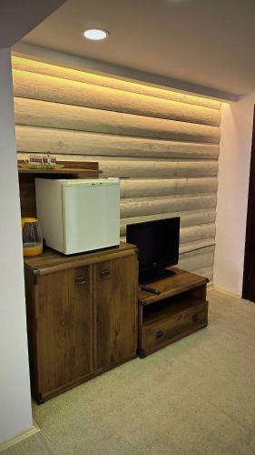 a room with a wall with a television on a table at GORGANY resort & SPA in Yablunytsya