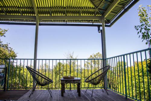 Ein Balkon oder eine Terrasse in der Unterkunft Shromantic Garden