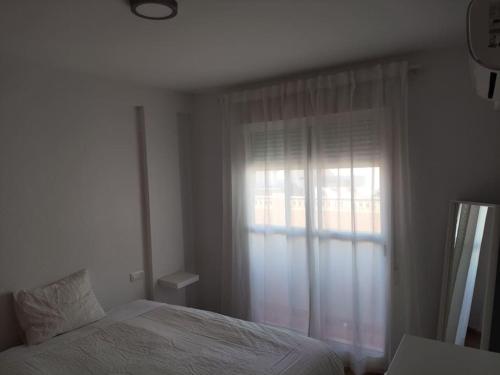 une chambre avec un lit et une fenêtre dans l'établissement Agatha CaboGata Home - Summer Vibes, à Cabo de Gata