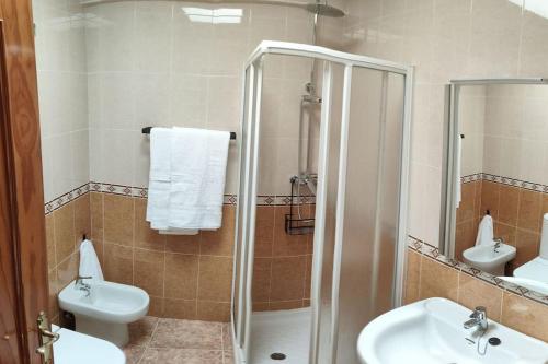 une salle de bains avec douche, toilettes et lavabo dans l'établissement Agatha CaboGata Home - Summer Vibes, à Cabo de Gata