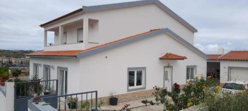 a white house with a red roof at Appartement à LOURINHA - 1er étage in Lourinhã