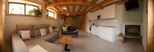 a living room with a couch and a kitchen at Casa Vacacional La Pedrera in Baró