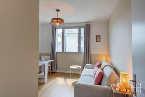 un salon avec un canapé et une table dans l'établissement Le Terminus - Face à la Gare De Tours, à Tours