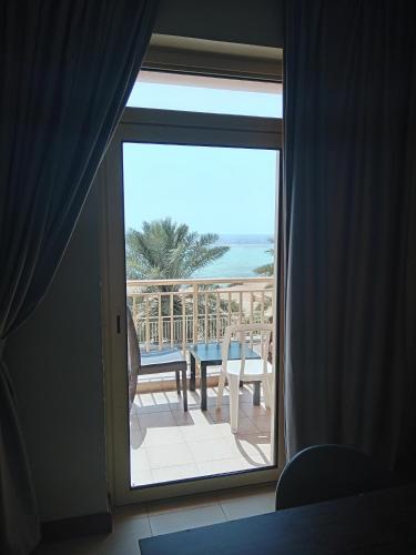 a room with a window with a view of the ocean at روز الشاطي إطلالة بحرية Rose Sea View in King Abdullah Economic City
