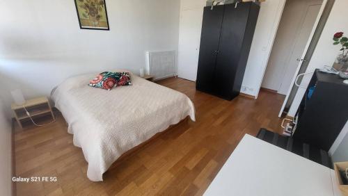 une chambre avec un lit avec un oreiller dessus dans l'établissement Saint-Jean de Luz, Centre Ville Appt 4 personnes, 3 étoiles, à Sainte-Barbe