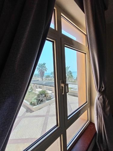 an open window with a view of the beach at روز الشاطي إطلالة بحرية Rose Sea View in King Abdullah Economic City