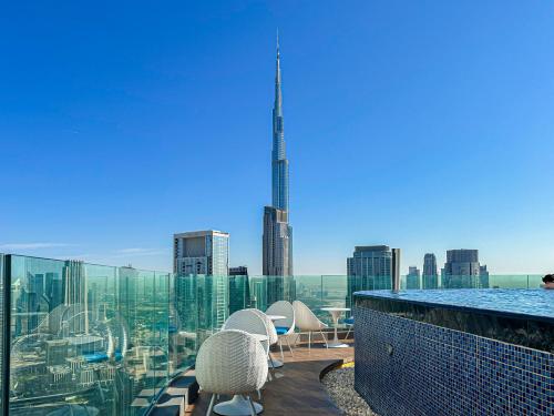 Amazing 2BR Apartment in Paramount Hotel Midtown, 64th-Floor Infinity Pool & Burj Khalifa Views