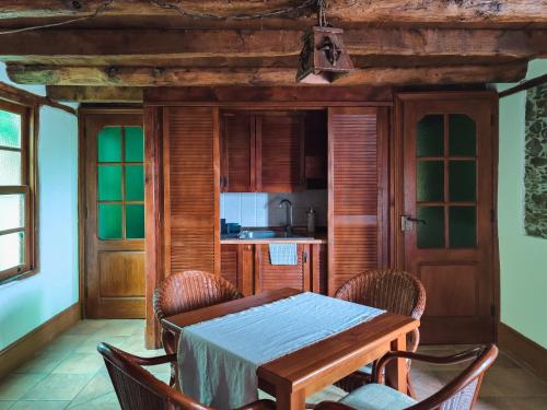 Televisyen dan/atau pusat hiburan di Tulia Guesthouse & Coworking