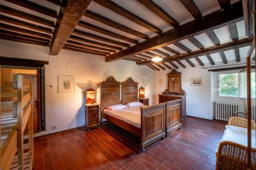 a bedroom with a large bed in a room at Verde Immenso - Pool BBQ Relax in Molino Abbadia