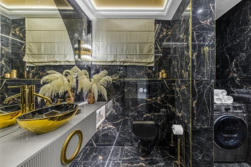 a bathroom with two sinks and a mirror at Willa z jacuzzi na polu golfowym Sierra Golf Homessimo Stars in Gowino
