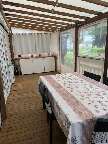 Cette chambre comprend un lit avec une table. dans l'établissement Joelle et Patrick, à Lattes