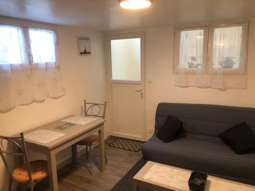 Ruang duduk di Charmant logement à Déville proche université