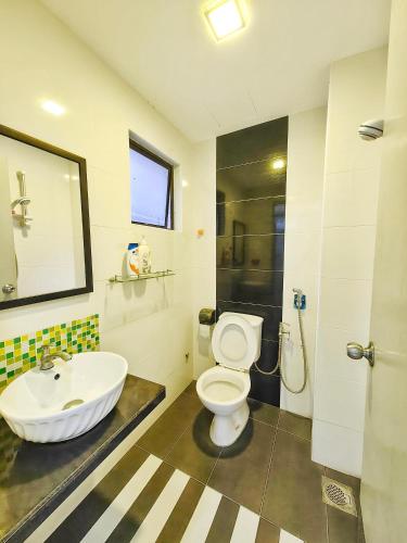 une salle de bains avec toilettes et lavabo dans l'établissement Klebang GX Homestay City & Partial Seaview P0805 with Youtube, TV Games & Toys, à Malacca