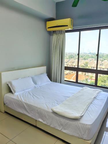 un lit dans une chambre avec une grande fenêtre dans l'établissement Klebang GX Homestay City & Partial Seaview P0805 with Youtube, TV Games & Toys, à Malacca