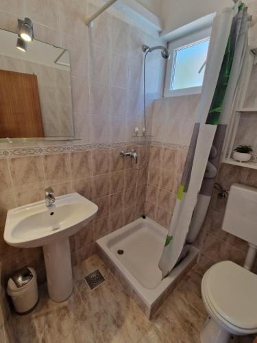 Bilik mandi di Seaside stay Rošić