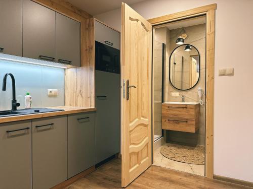 Kúpeľňa v ubytovaní Jaworowe Izby Apartamenty z balią z hydromasażem