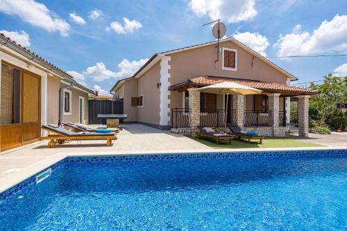 Family retreat House Begonija with pool and BBQ