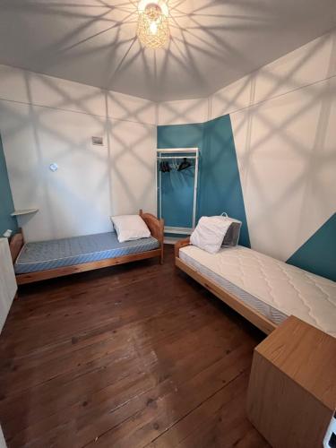 Zimmer mit 2 Betten in einem Zelt in der Unterkunft LouiseHélène in Merville-Franceville-Plage