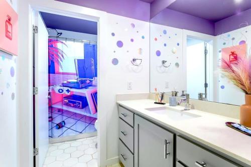 uma casa de banho com um lavatório e um espelho grande em Hot Tub Club - Rainey Street - 6 min walk em Austin