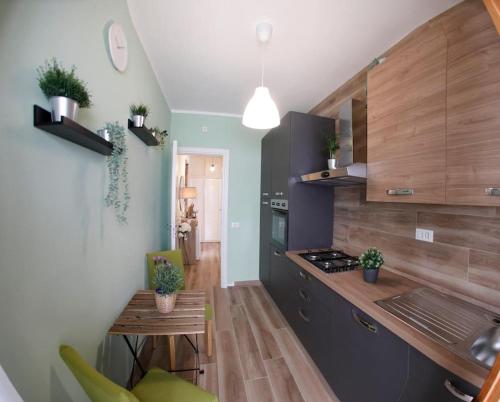 une cuisine avec un comptoir et une table avec des plantes dans l'établissement Valentine's Home, à Viareggio