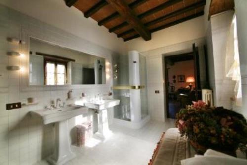 uma grande casa de banho com 2 lavatórios e um espelho em Agriturismo San Valentino em Amelia