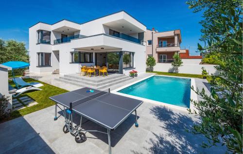 Stunning Home In Valbandon With Wifi