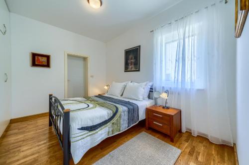 Ένα ή περισσότερα κρεβάτια σε δωμάτιο στο Villa Župa Relaxing Escape Near Baška Voda with Heated Pool