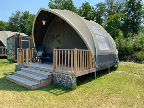 Κήπος έξω από το Sfeervolle Tentlodge Fazant met uitzicht