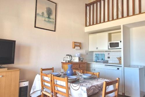 une cuisine avec une table et des chaises ainsi qu'une cuisine avec une table et une table dans l'établissement sea View Apartment in a Residence, à Roquebrune-sur Argens