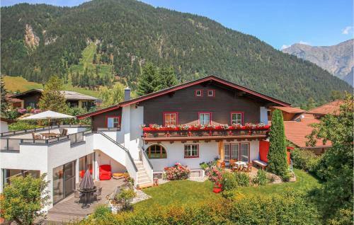 a house with flowers on the side of it at Attraktive Ferienwohnung in Saalfelden am Steinernen Meer