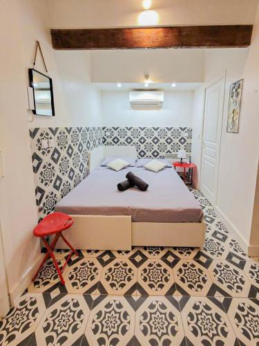 une chambre avec un lit et un sol carrelé dans l'établissement Jean Medecin - AC, 2pers, Hyper center, à Nice