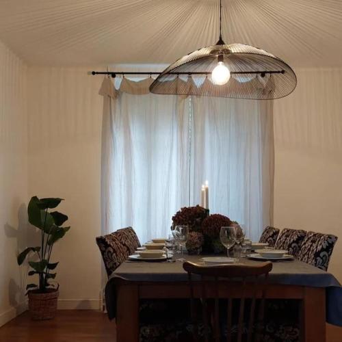 d'une table à manger avec un lustre suspendu. dans l'établissement La Maison de Roz-Ar-Floc'h, à Audierne