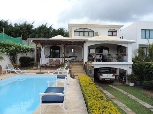 una casa con piscina delante en Chez Emma, en Rivière Noire