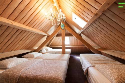 a room with four beds in a attic at Bos Huisje in Putten