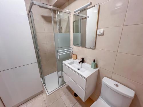 a bathroom with a toilet and a shower and a sink at Maui Surfer's House Sea view Caparica Beach House in Costa da Caparica