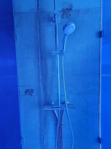 une douche avec un pommeau de douche dans l'établissement Un loft original au milieu des vignes, à Lugasson