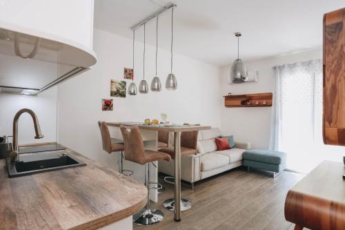 Una cocina y una sala de estar con una mesa y un sofá. en Toplish relax in Budva Flk, en Budva